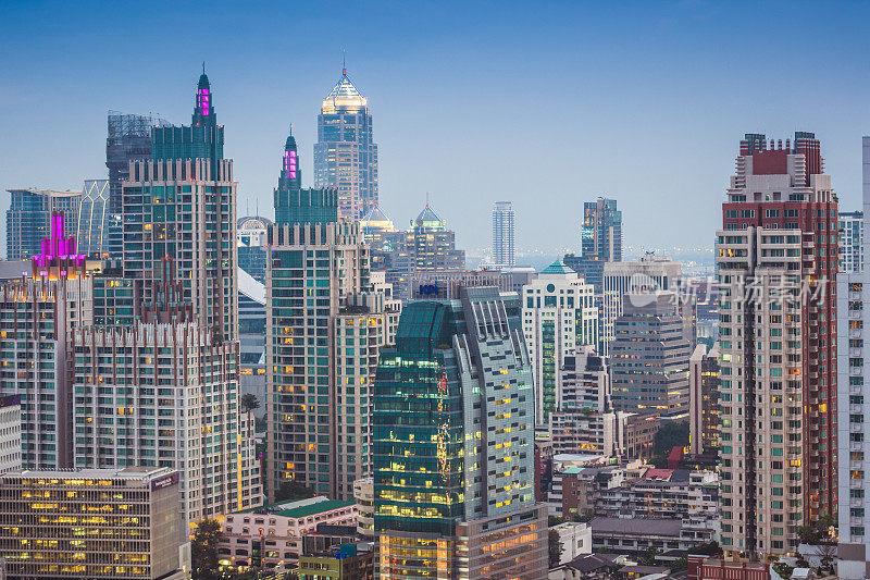 全景城市景观商业区(silom, Sathorn，曼谷，曼谷，泰国)从高空看高楼在黄昏